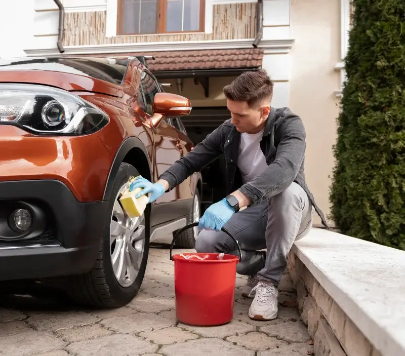 Lavage auto à domicile Aubazat : professionnel intervenant sur un véhicule